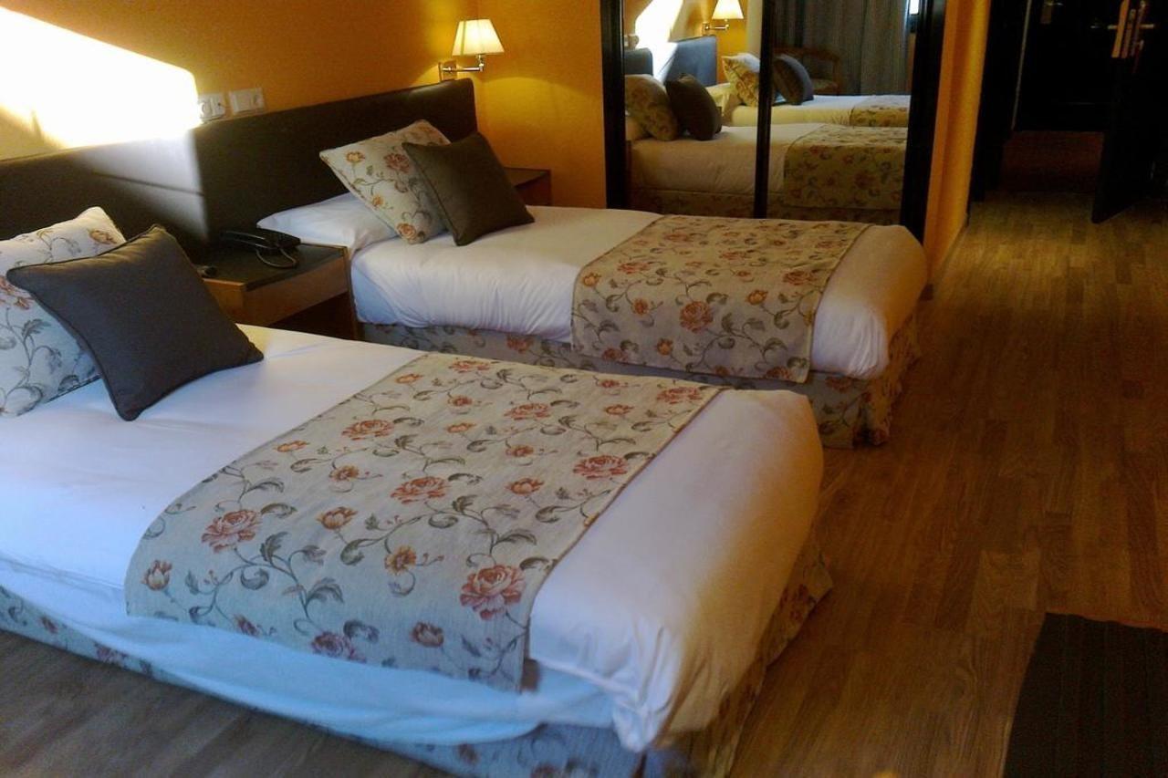 Aeropuerto Madrid Torre Hogar Premium Hotell Torrejón de Ardoz Exteriör bild