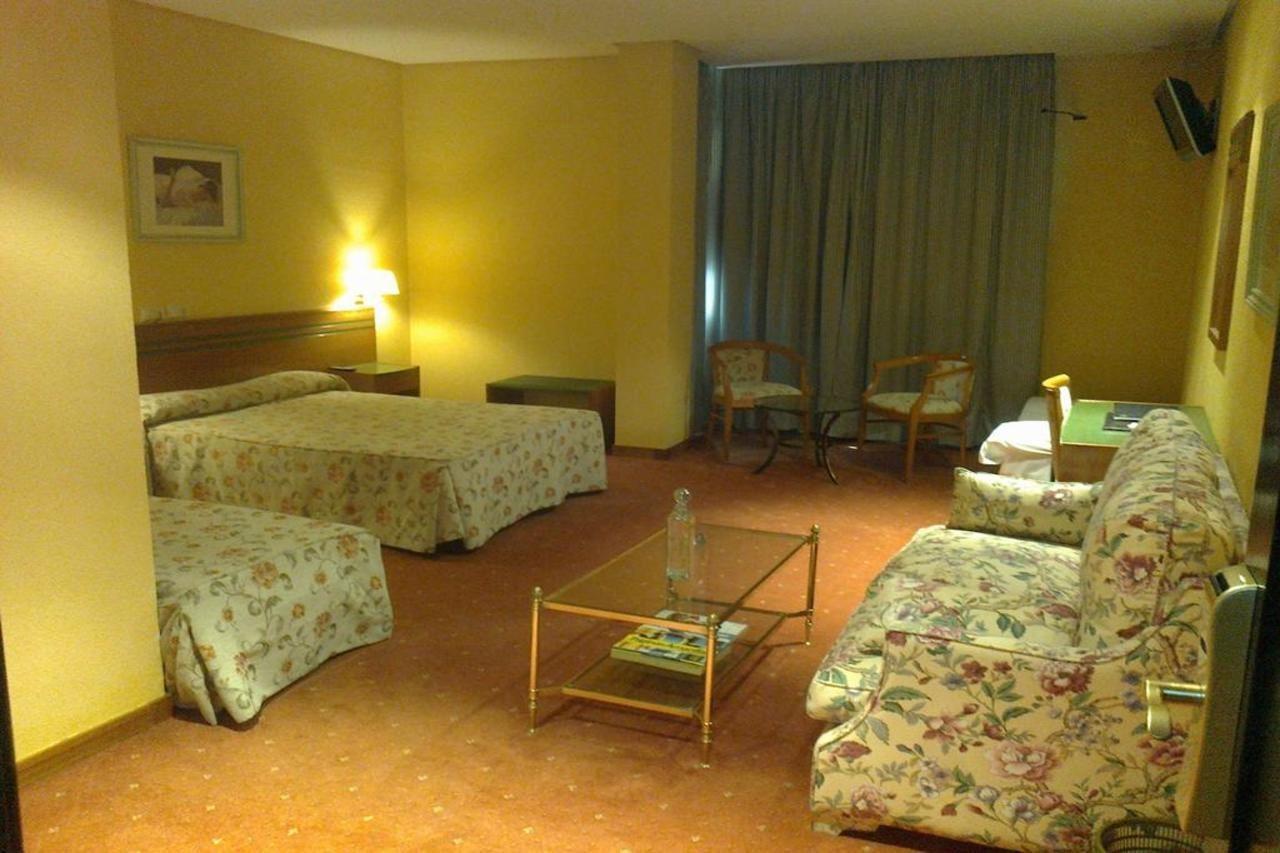 Aeropuerto Madrid Torre Hogar Premium Hotell Torrejón de Ardoz Exteriör bild
