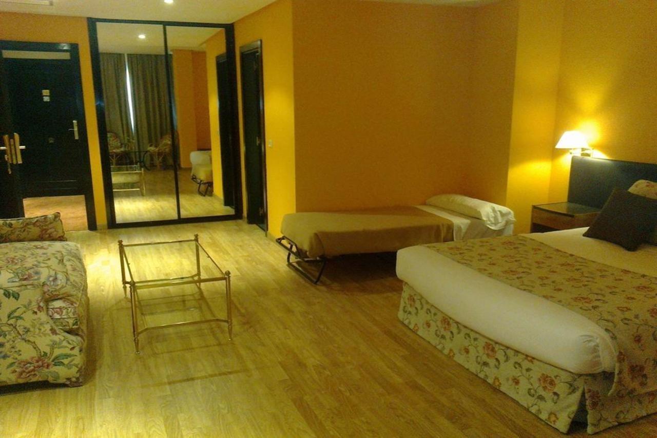 Aeropuerto Madrid Torre Hogar Premium Hotell Torrejón de Ardoz Exteriör bild
