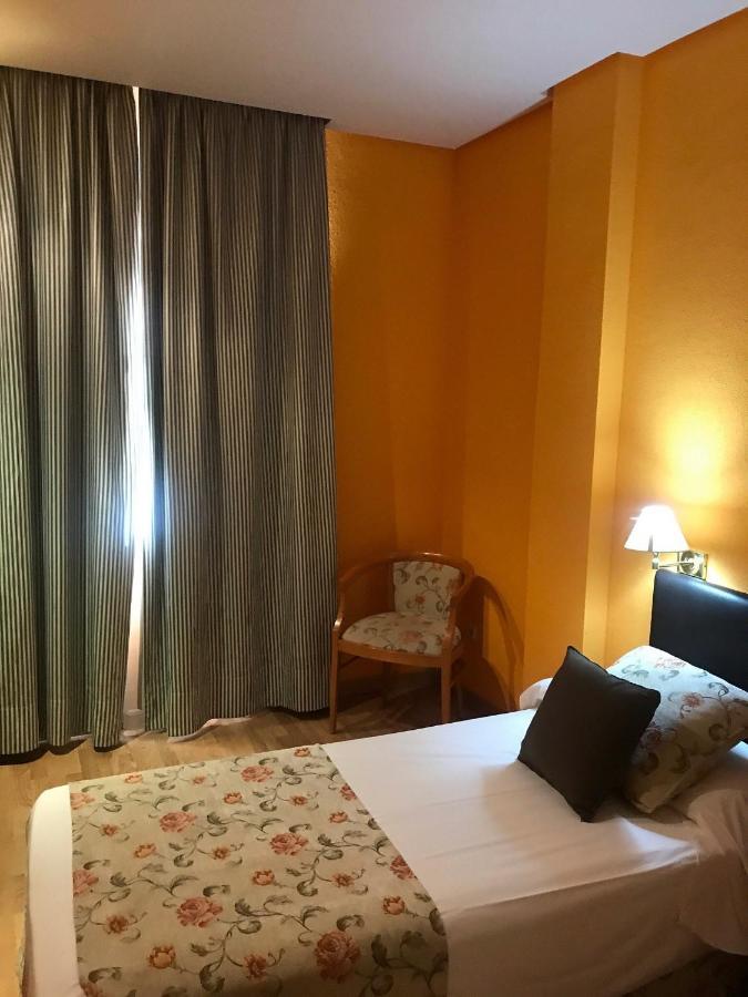 Aeropuerto Madrid Torre Hogar Premium Hotell Torrejón de Ardoz Exteriör bild