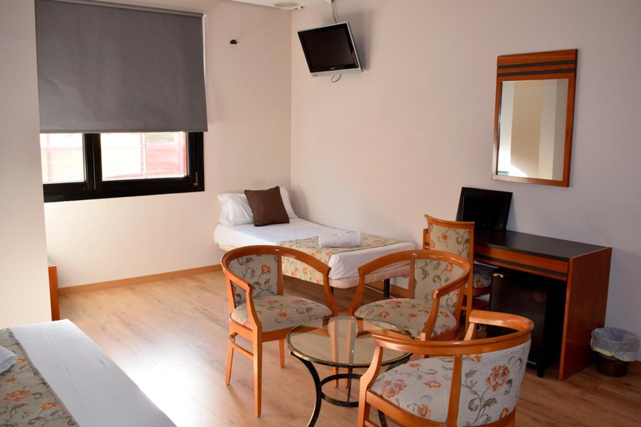 Aeropuerto Madrid Torre Hogar Premium Hotell Torrejón de Ardoz Exteriör bild