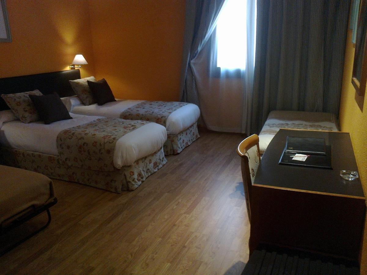 Aeropuerto Madrid Torre Hogar Premium Hotell Torrejón de Ardoz Exteriör bild